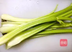 西Illustration of how to make celery and pork dumplings 1