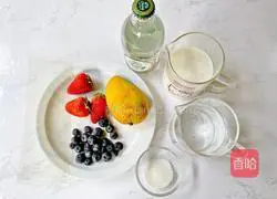 Illustration of how to make low-calorie fresh fruit sparkling water 1