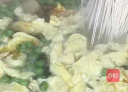 Illustration of how to make pea and egg noodle soup 8