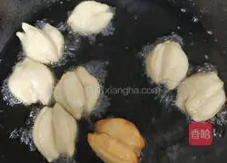 Illustration of how to make milky fried dough sticks 9