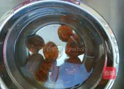 Illustration of how to make rock sugar, dried apricot and longan tea 2