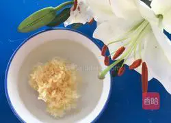 Illustration of how to make white fungus, red dates and peach gum soup 3