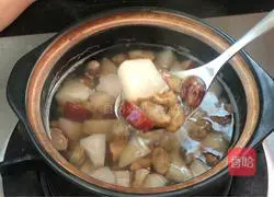 Illustration of how to make fresh peach rock sugar water 11