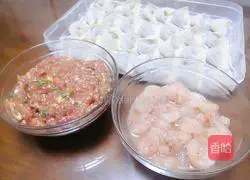Illustration of how to make shrimp and meat wonton fillings 7