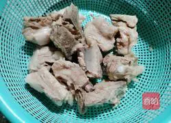 Illustration of how to make spareribs noodle soup 5