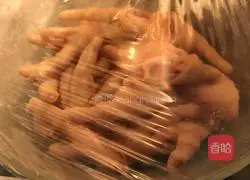 Illustration of how to make salt-baked chicken feet 7