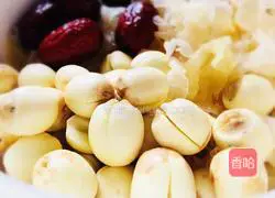 Lotus seeds, snow fungus and tube bone soup (moisturizing and calcium supplementing) illustration 2