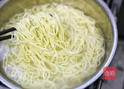 Illustration of how to make green pepper and egg noodles 6