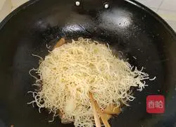 Illustration of how to make steamed noodles with pork ribs and radish 8 