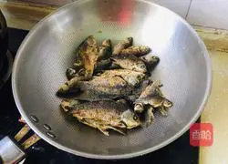 Illustration of how to make wild crucian carp soup 1