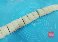 Illustration of how to make panda steamed buns 3