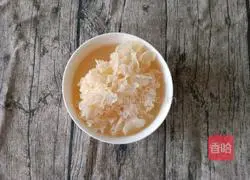 Illustration of how to make peach gum, lotus seeds and tremella soup (beauty and beauty) 4