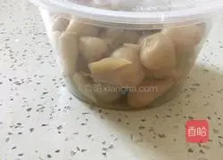 Illustration of how to make salted garlic 7