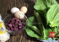 Illustration of how to make purple sweet potato and poached egg noodle soup 1