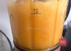  Illustration of how to make strawberry rose nectar and white fungus soup 10