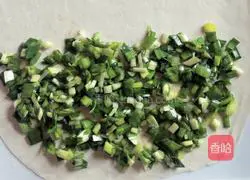 Illustration of how to make chive-filled pancakes 10