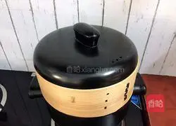 Illustration of how to stew Sydney pears with rock sugar 8