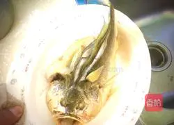 Illustration of how to make steamed large yellow croaker with soy sauce 4