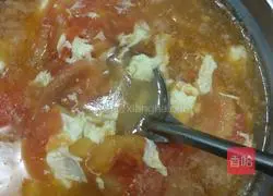 Illustration of how to make tomato and egg drop soup 8