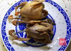 Illustration of how to make red dates, wolfberry and pigeon soup 4