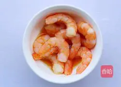 Illustration of how to make loofah, shrimp and mushroom soup 3