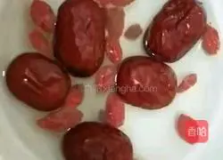 Illustration of how to make apple, tremella, red dates and wolfberry soup 5