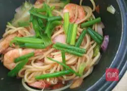 Illustration of how to make shrimp pasta 15