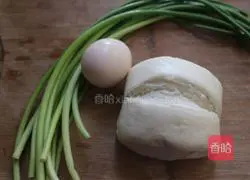 Illustration of how to make fried steamed buns with garlic moss 1