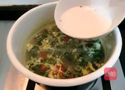 Illustration of how to make wolfberry and shepherd's purse egg soup 13