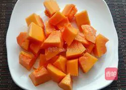 Illustration of how to make red dates, papaya and white fungus soup 4