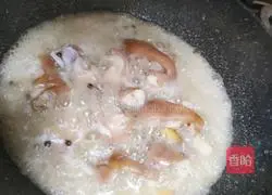 Illustration of how to make pickled pork trotters 1
