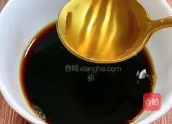 Illustration of how to make braised noodles with poached egg in chive oil 3