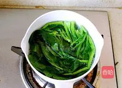 Illustration of how to make shrimp spinach and egg soup 2