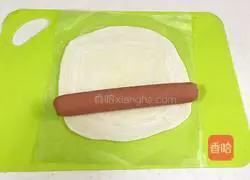 Illustration of how to make sausage flying cake rolls 4