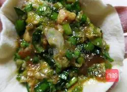 Illustration of how to make dumplings stuffed with chives and sophora flowers 2