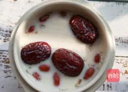 Peach gum stewed in milk Practice illustration 5