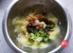 Illustration of how to make potato pancakes with dumpling skin 11