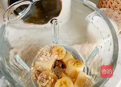 Illustration of how to make banana cocoa oatmeal drink 3