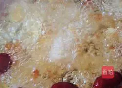 Illustration of how to make red dates, lilies, lotus seeds, peach gum, saponins, rice and white fungus soup 4