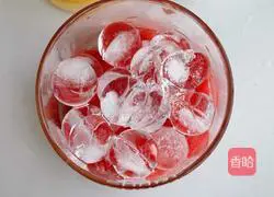 Illustration of how to make salted carambola juice, watermelon and lemon drink 4