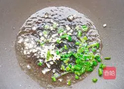 Illustration of how to make fried preserved eggs with pepper 5