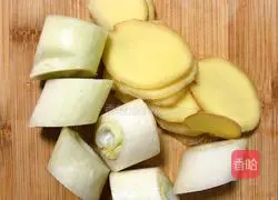 Illustration of how to make asparagus and chicken skin stuffed with chicken soup 2