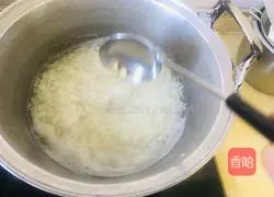 Illustration of how to make glutinous rice and egg drop soup 1
