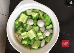 Illustration of how to make meatballs and bitter melon tofu soup 4