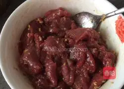 Illustration of how to make fried beef with green pepper 2