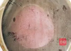 Illustration of how to make two-color plum blossom steamed buns 1