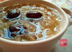 Illustration of how to make red dates and white fungus soup 9