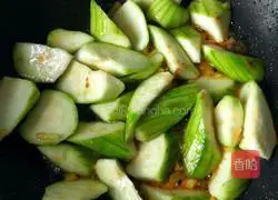 Illustration of how to make shrimp, luffa and mushroom soup 9