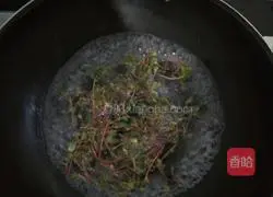 Illustration of how to make purslane and duck egg soup 2