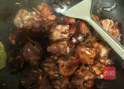 Illustration of how to make ribs and corn and beans stewed 4